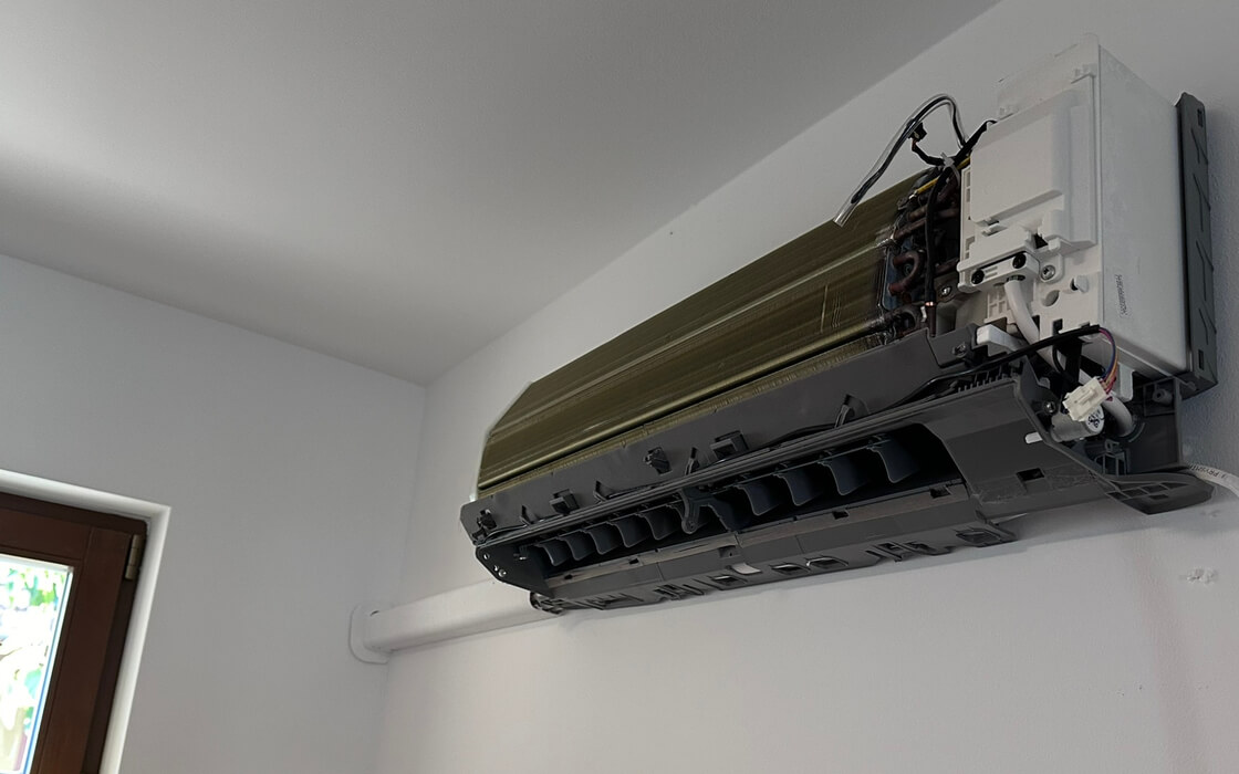 Karbantartás alatt lévő split klíma